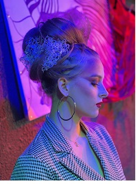 Fryzura i ubiór Anny Anh Kmieciak przedstawia "Dynamiczny artyzm" ,prawy profil