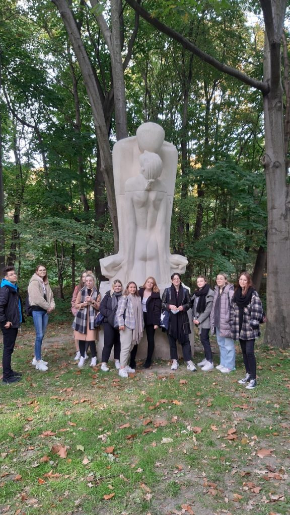 Fotografia pokazuje uczniów klasy 4TMA na tle rzeźby Xawerego Dunikowskiego „Dusza odrywająca się od ciała”.
