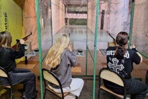 Zajęcia na strzelnicy w ramach lekcji EDB