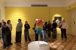 „Niech nas widzą!” – wystawa o historii ubioru na Zamku Królewskim