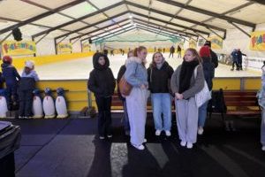 Wyjścia uczniów na lodowisko w ramach lekcji wychowania fizycznego