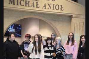 Uczniowie na wystawie multisensorycznej